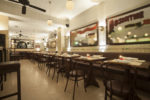 Restaurante vintage con techos blancos