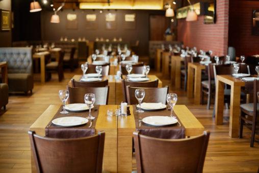Taberna de estilo rústico con suelo de parquet