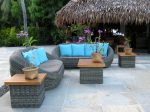 Terraza exótica con muebles grises