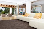 Terraza moderna con alfombra marrón