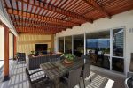 Terraza moderna con pérgola de madera