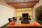 Terraza ecléctica con muebles de ratan