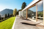 Terraza minimalista en tonos grises
