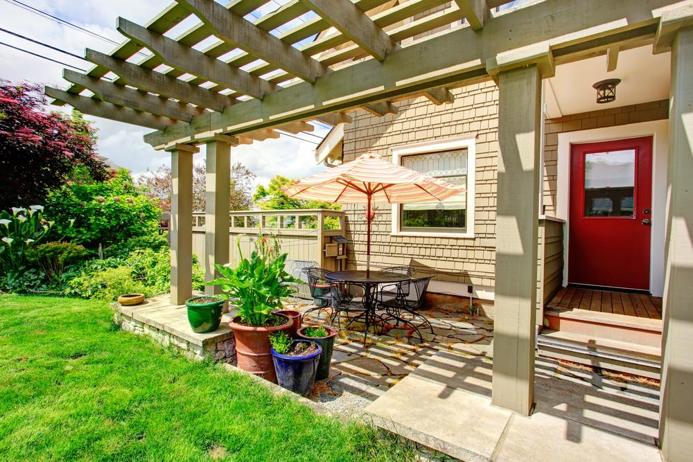 Terraza mediterránea con pérgola