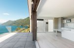 Terraza minimalista con barandilla de cristal