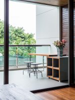 Terraza urbana con suelo gris