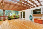 Terraza asiática con pérgola y tarima