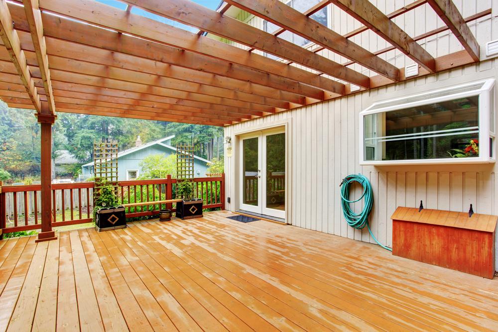 Terraza asiática con pérgola y tarima