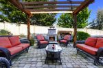 Terraza clásica con muebles de mimbre negro