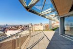 Terraza urbana con techo acristalado