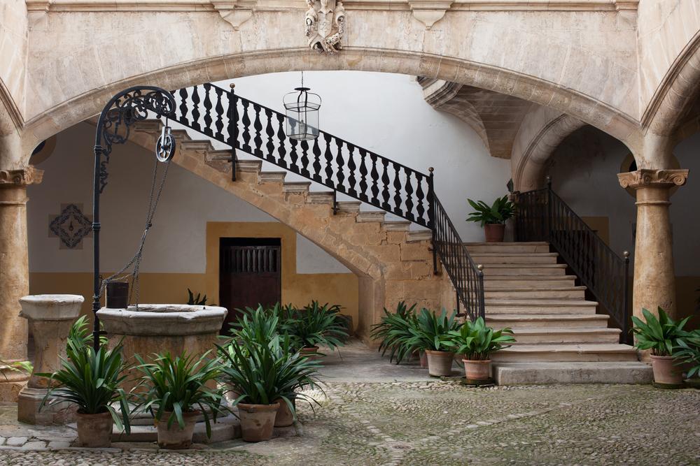Terraza clásica con escalinata