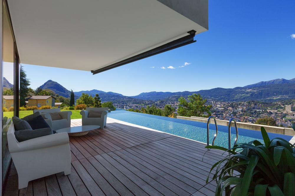Terraza minimalista con piscina rectangular