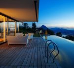 Terraza mediterránea con muebles blancos
