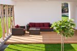 Terraza minimalista con tarima de madera