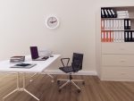 Despacho minimalista con suelo de madera