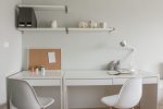 Despacho minimalista de color blanco