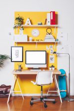 Despacho urbano con pared amarilla