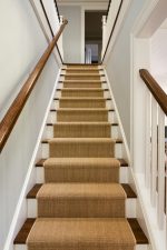 Escalera clásica con alfombra beige