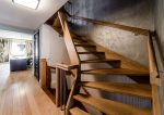 Escalera de madera rústica