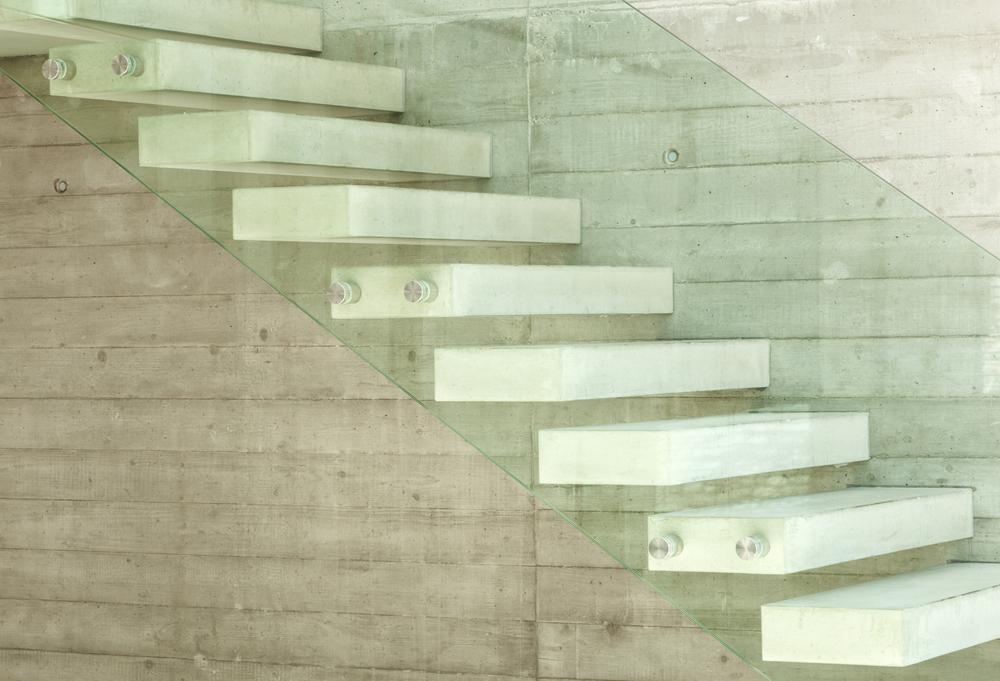 Escalera flotante de piedra