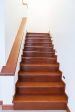 Escalera recta clásica de madera