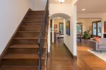 Escalera clásica de madera recta
