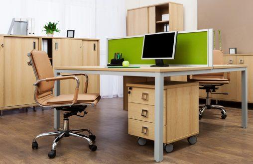 Oficina de estilo nórdico con suelo de parquet