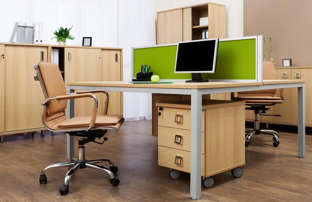 Oficina de estilo nórdico con suelo de parquet