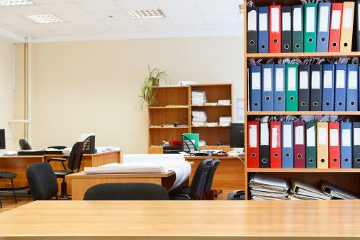 Oficina estándar en tonos beige