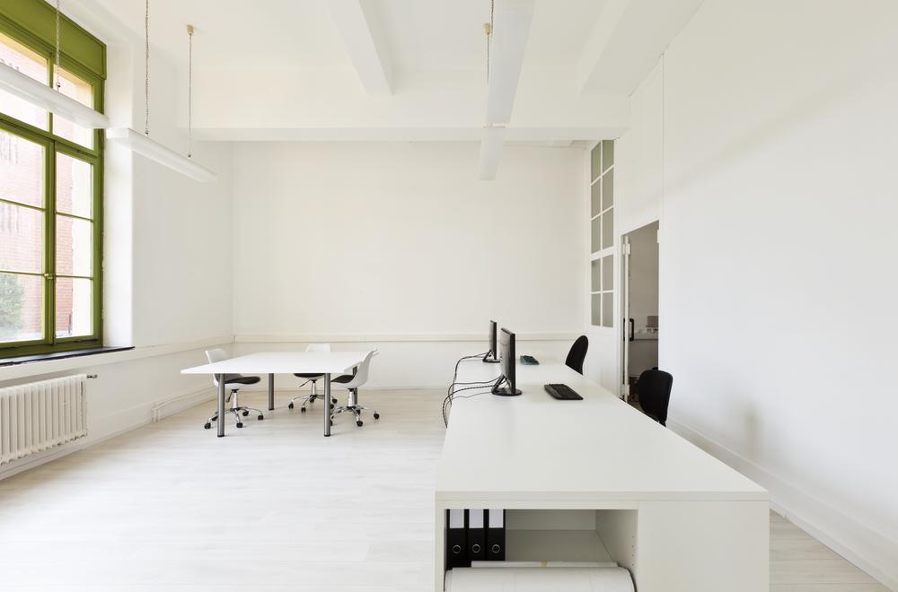 Oficina minimalista con detalles verdes