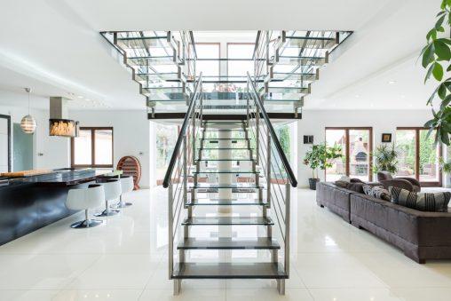 Salón comedor con escalera moderna metálica