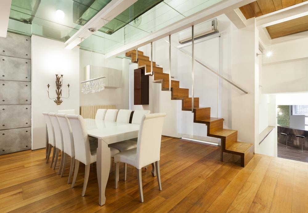 Comedor nórdico con escalera de madera