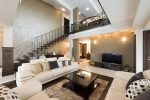 Salón ecléctico con escalera flotante de madera