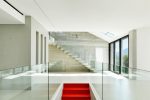 Salón minimalista con dos escaleras