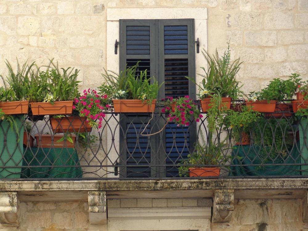 Fachada mediterránea con balcón