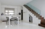 Cocina-comedor minimalista con escalera de madera