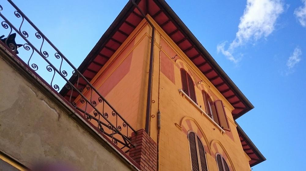 Fachada clásica en color naranja