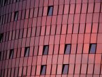 Fachada curva con revestimiento rosado