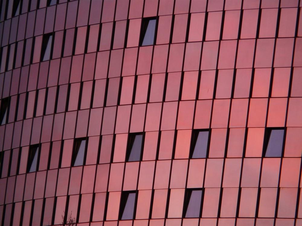 Fachada curva con revestimiento rosado