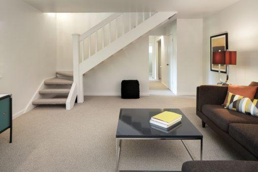 Salón moderno con escalera en ele