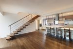 Salón-cocina con escalera de madera