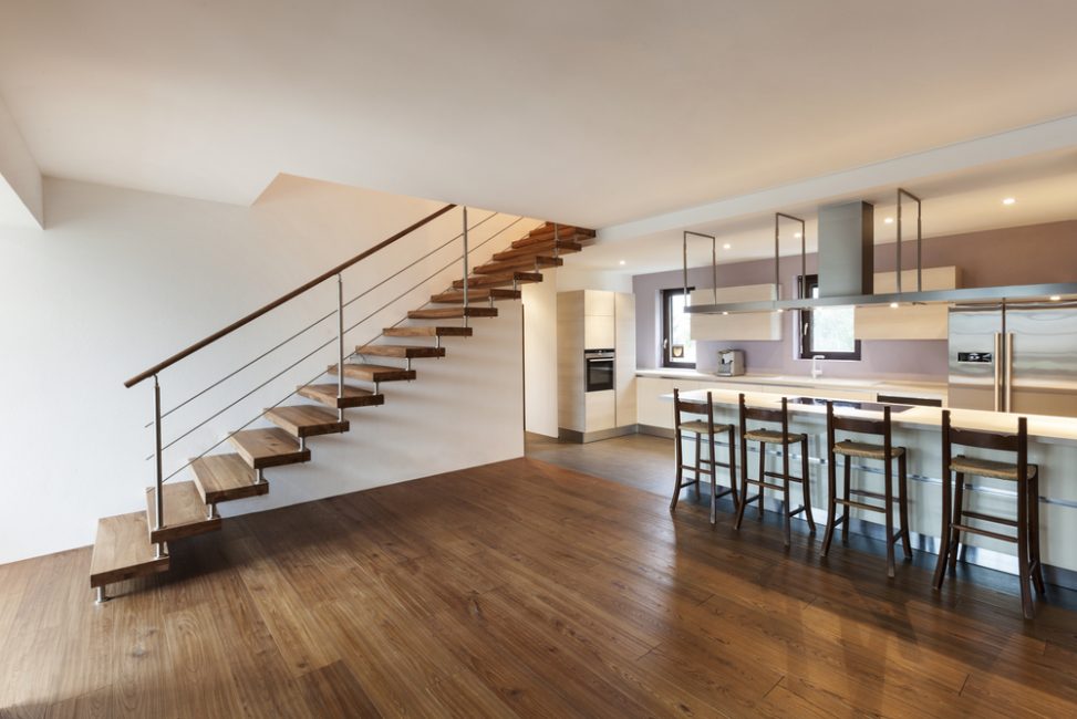 Salón-cocina con escalera de madera. Fotos para que te inspires