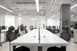 Oficina minimalista con suelos blancos