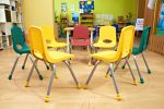 Salón de juegos moderno con sillas de plástico y metal