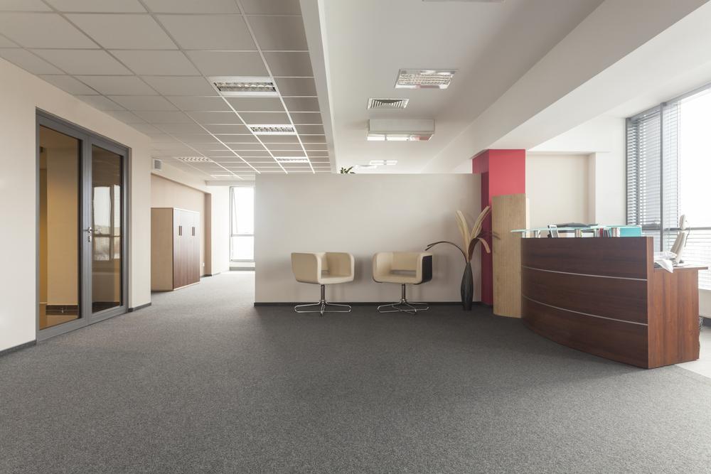 Oficina moderna con sillones de piel