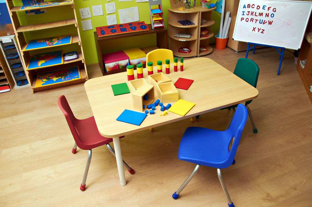 Salón de juegos con mesa rectangular