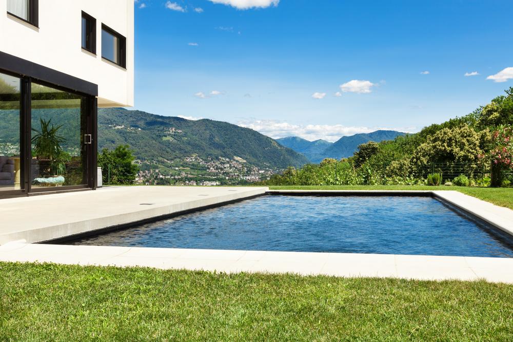 Piscina minimalista con acceso a terraza