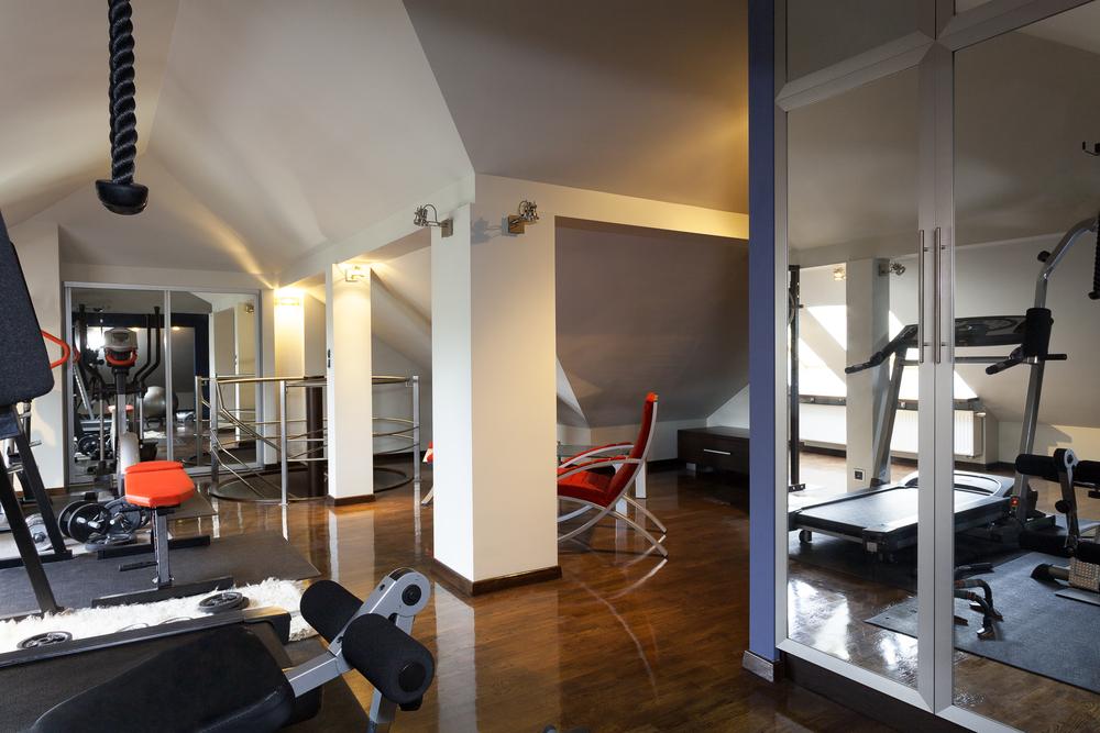 Gimnasio moderno en buhardilla