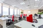 Oficina moderna con sillas rojas