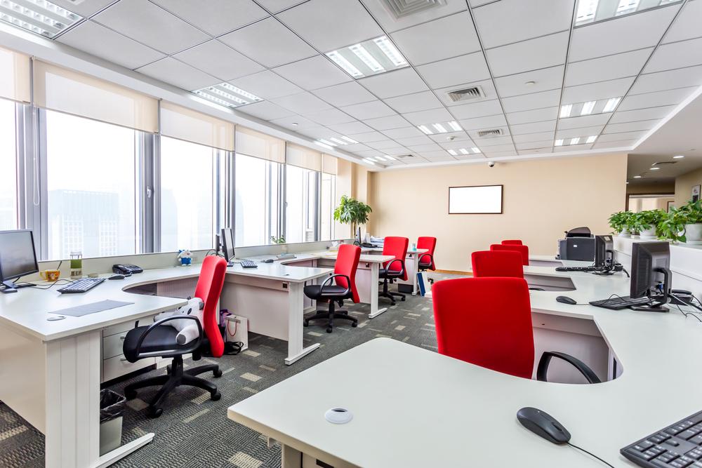 Oficina moderna con sillas rojas